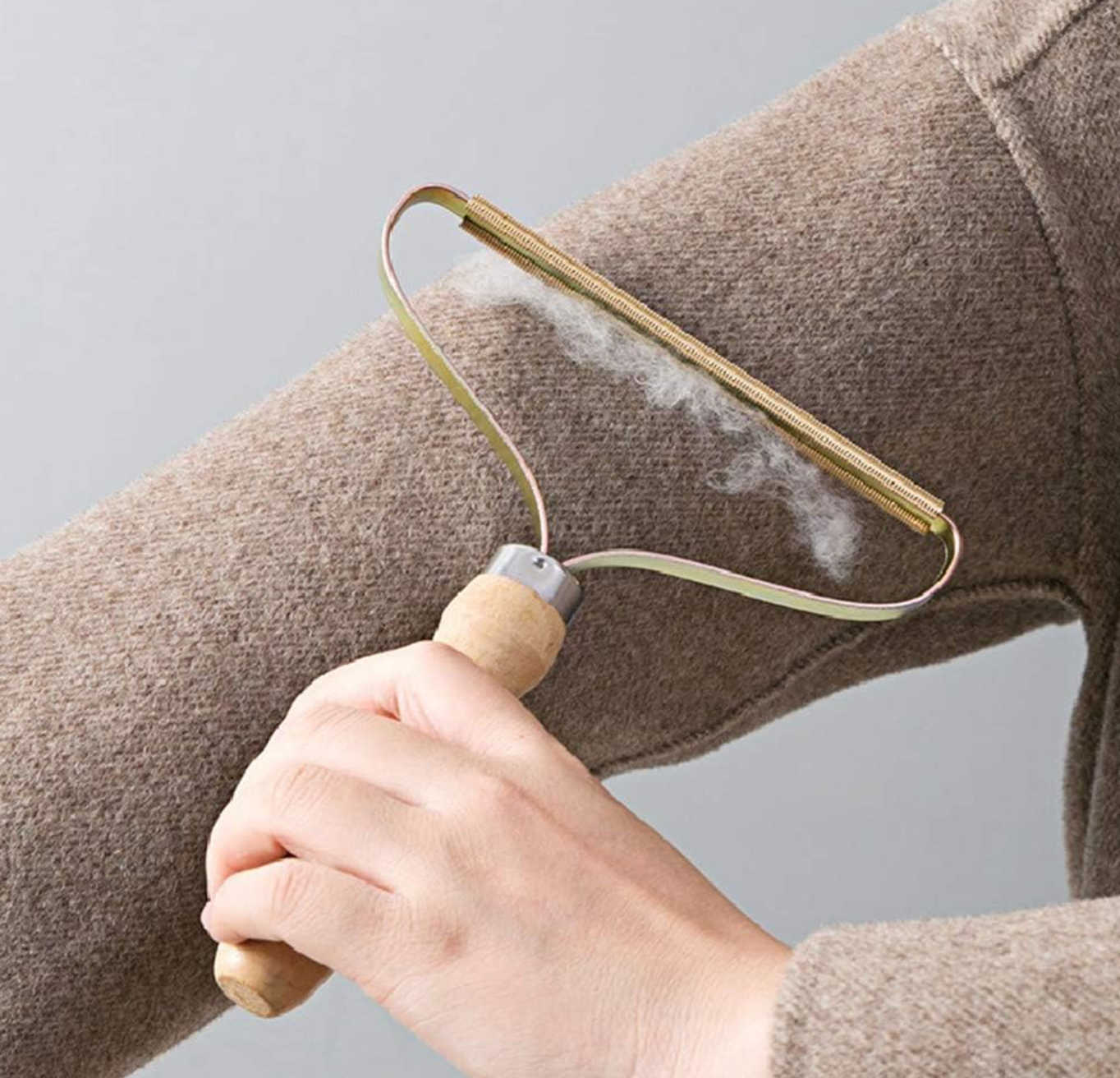 Dispozitiv pentru curatat scame